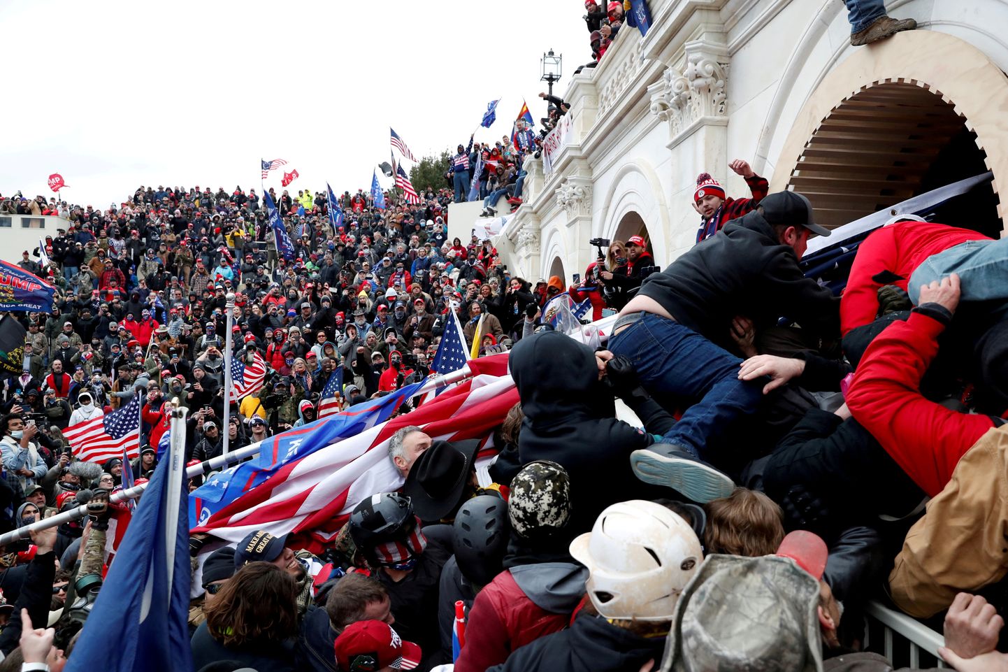 Trumpi toetajad 6. jaanuaril kapitooliumi rüüstamas.