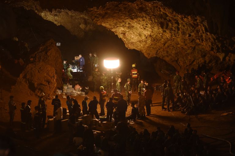 Tais jäi populaarset koobastikku külastades kadunuks noorte jalgpallimeeskond ja nende treener. Pildil otsingumeeskond