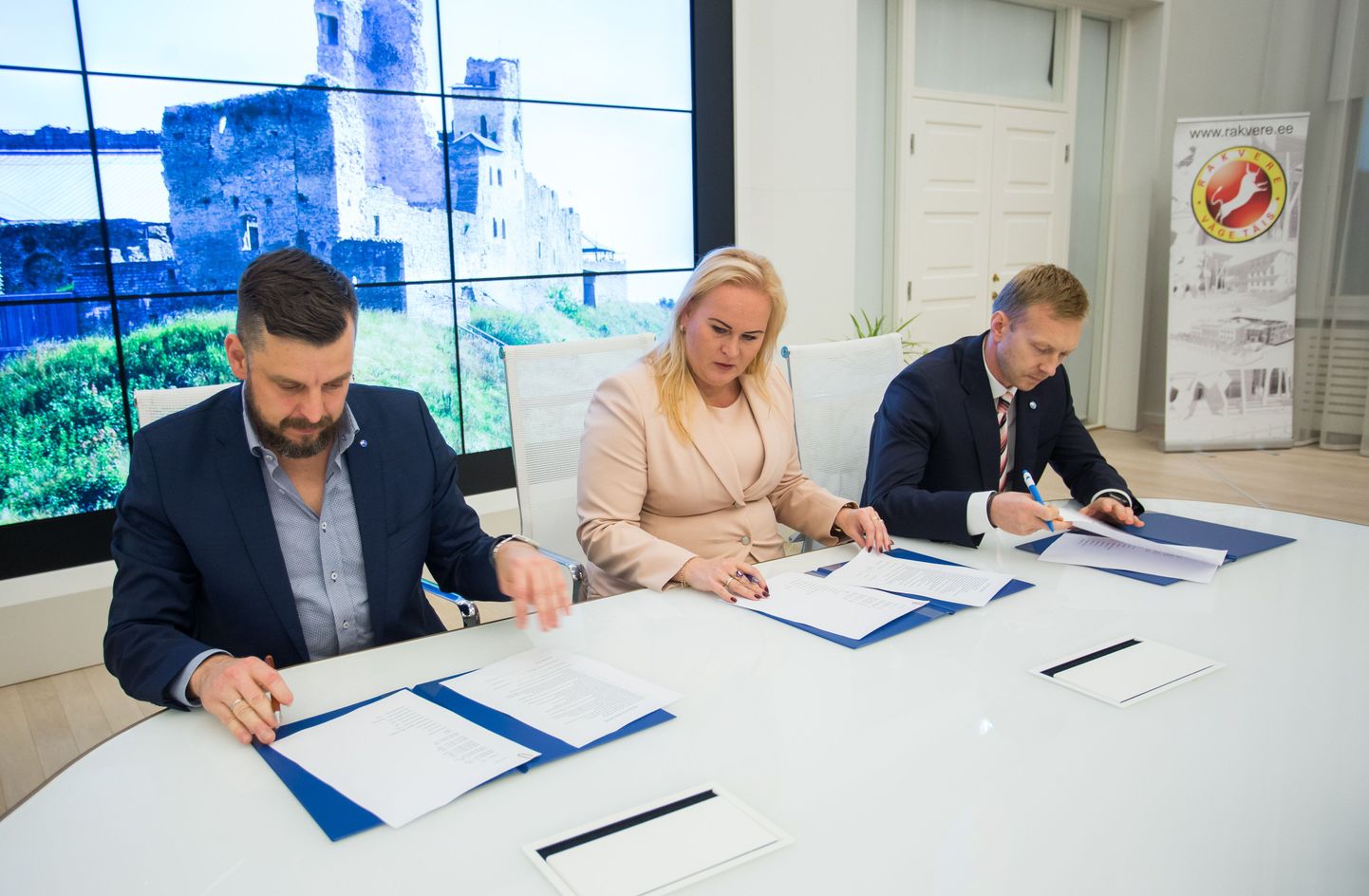 Koalitsioonileppe allkirjastamine. Vasakult: Aleksandr Holst reformierakonnast, Triin Varek keskerakonnast ja Kert Karus IRL-st.