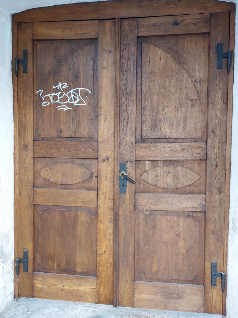 Pärnu Eliisabeti kiriku uksele tehtud kirjutis.