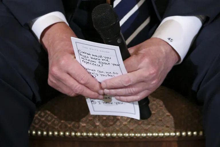 Donald Trump hoidmas märkmeid, särgikätisel on näha numbrit 45