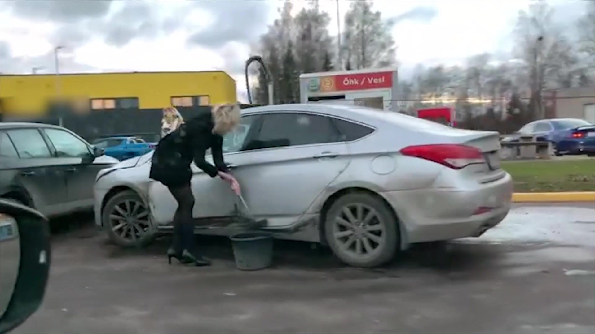 Что не так на этом видео? Девушка, намывающая свой автомобиль на заправке  Circle K, развеселила интернет