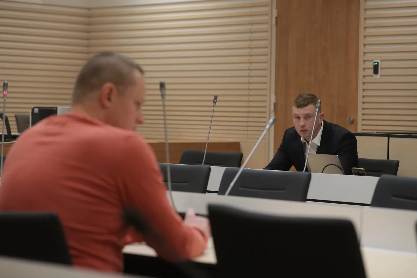 2018. aasta augustis Tallinnas Mustakivi sillal möödakäijaga konflikti sattunud ja teda tulistanud Dmitri Doroškevitš Harju maakohtus. Tulistamisohver on pildil seljaga, Doroškevitš istub.