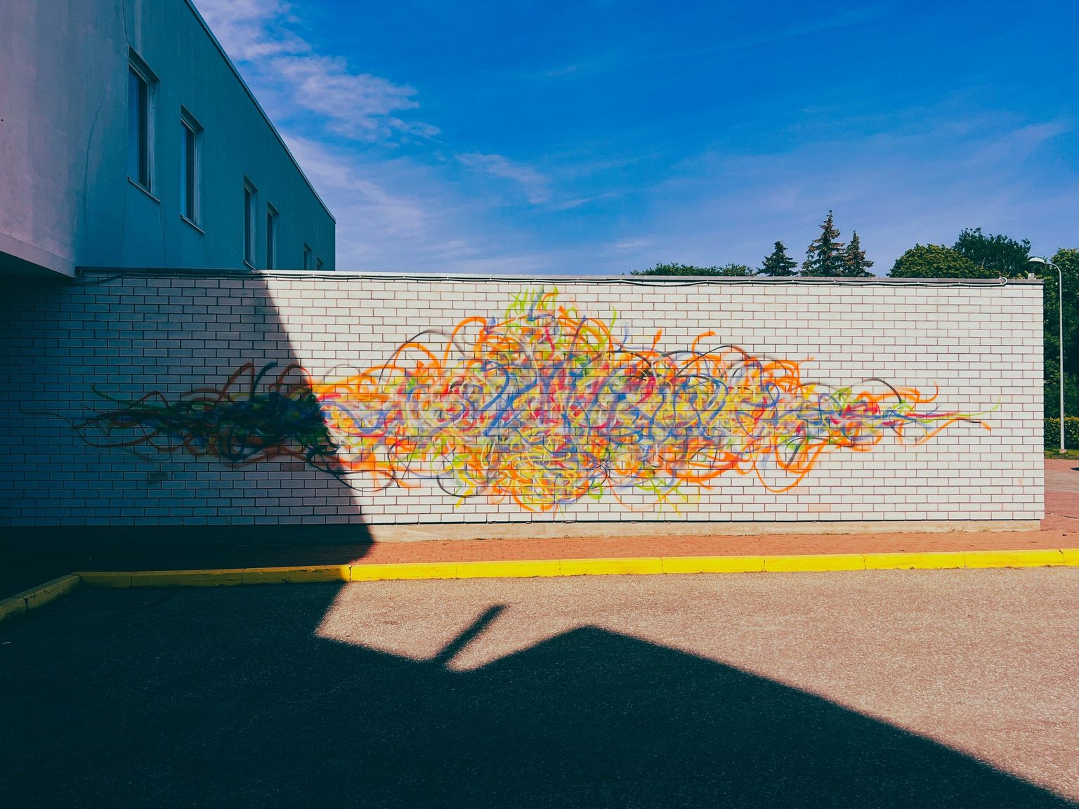 Tantsukooli hoone seinale tehtud grafiti.
