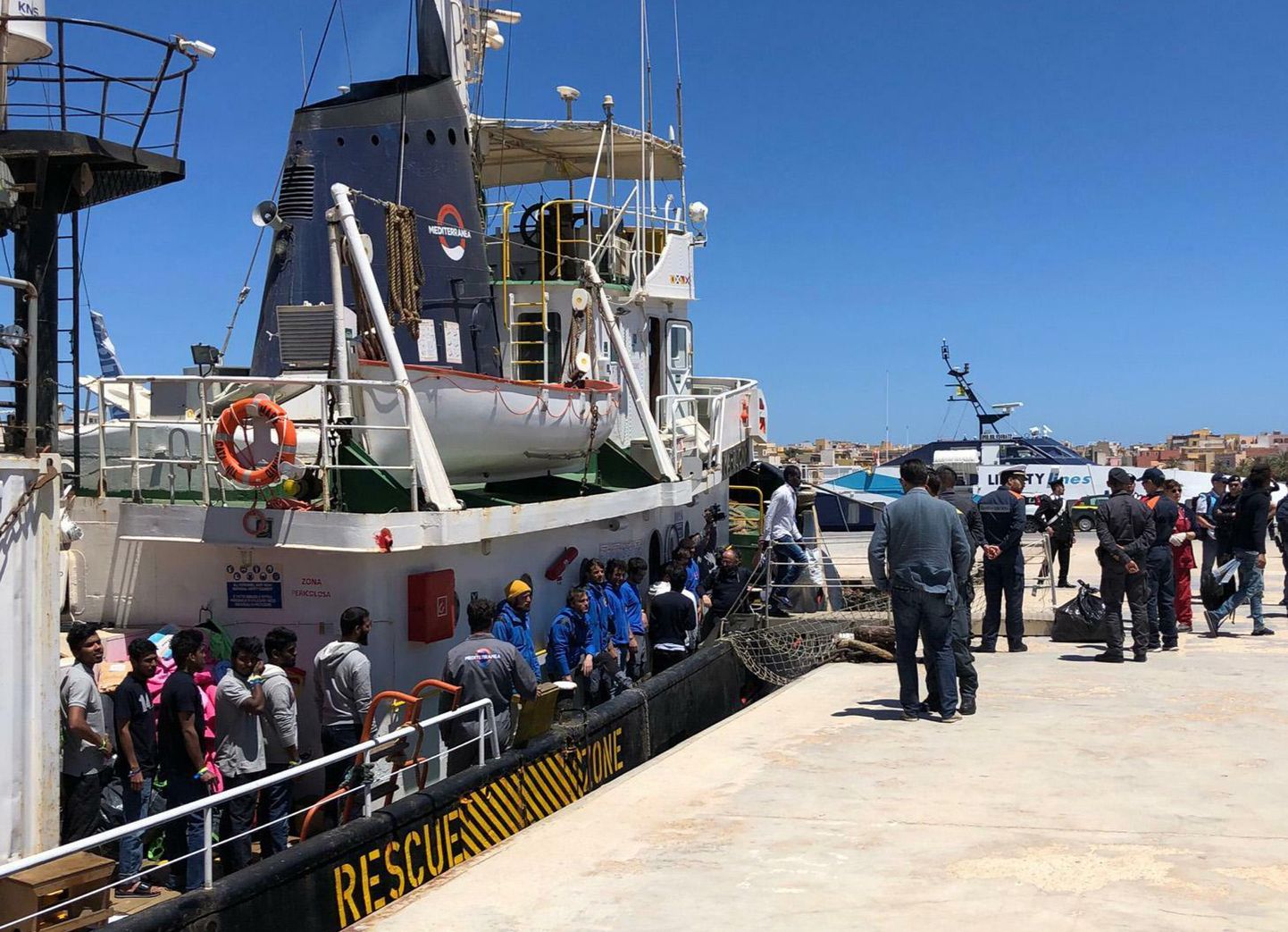 Paadipõgenikud astumas Itaalia Lampedusa saarele päästelaevalt Mare Jonio 10. mail.