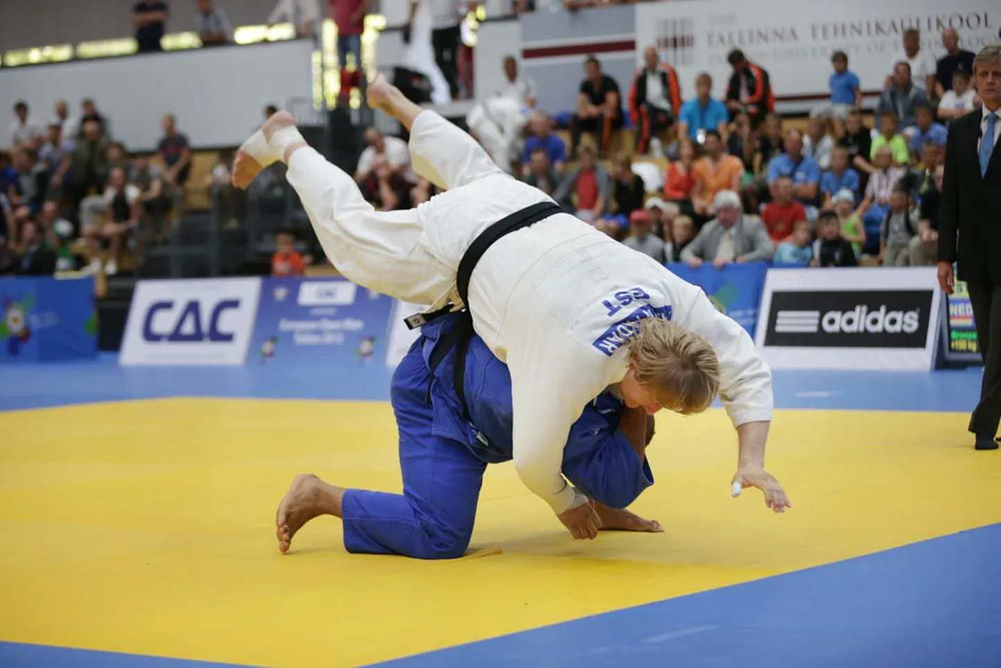 Martin Padar (valges) sooritab kauni ja kõrge õhulennu. Ent ilusal ippon’il peabki olema kaks poolt – heitja ja heidetav.