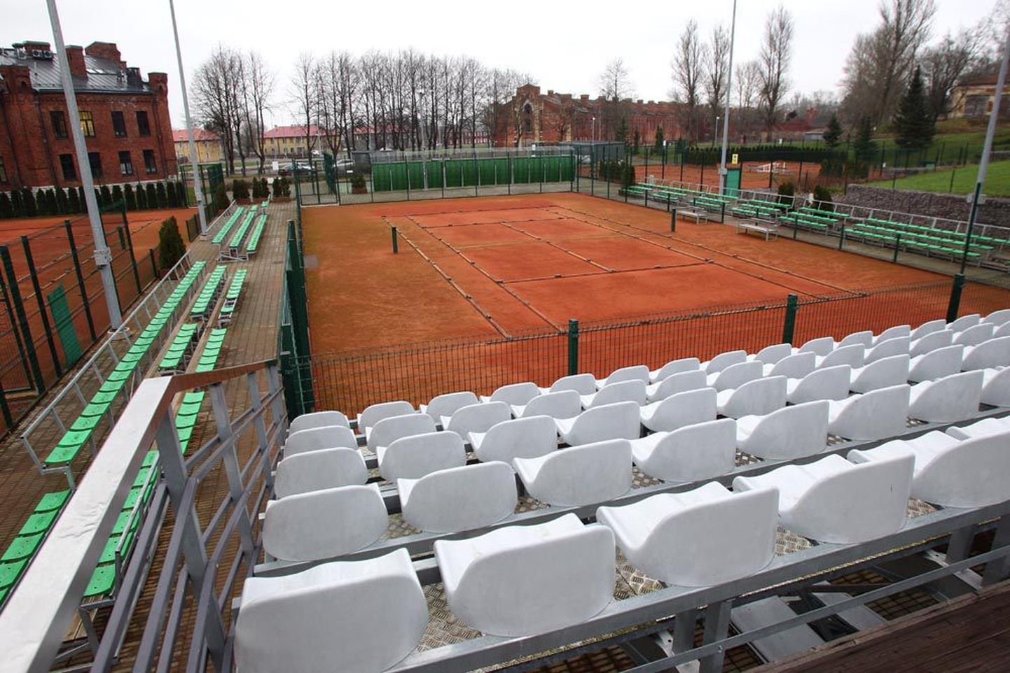 Tennisekeskus Marsi tänaval koosneb kuuest tenniseplatsist ja peaväljakust.