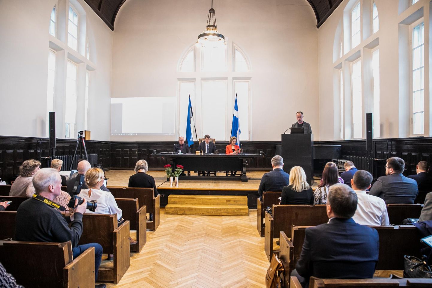 Pärnu linna kriisikomisjon otsustas hädaolukorra seadusele tuginedes Pärnu linnavolikogu 2. aprilli istungi ning sellele eelnevad volikogu komisjonide ja osavallakogude koosolekud ära jätta.