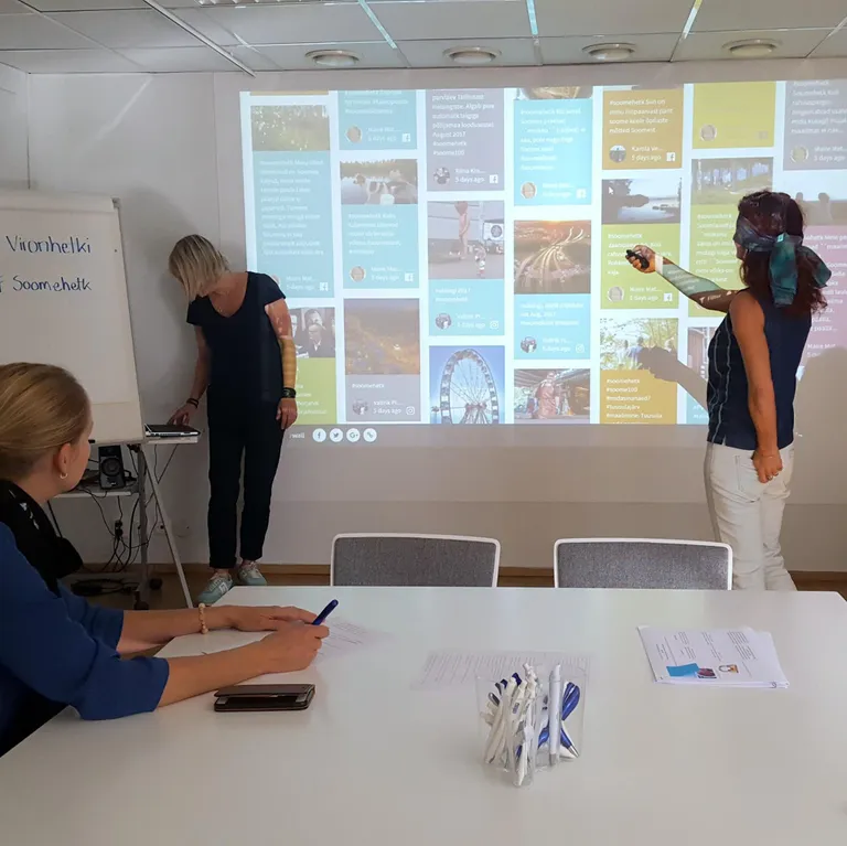 Nii loositi fotovõistluse tööde hulgast võitjaid. Fotol (all vasakul) Soome Instituudi juht Anu Laitila, (ülal vasakul) Soome Instituudi programmijuht Anna Laine ja fortuuna