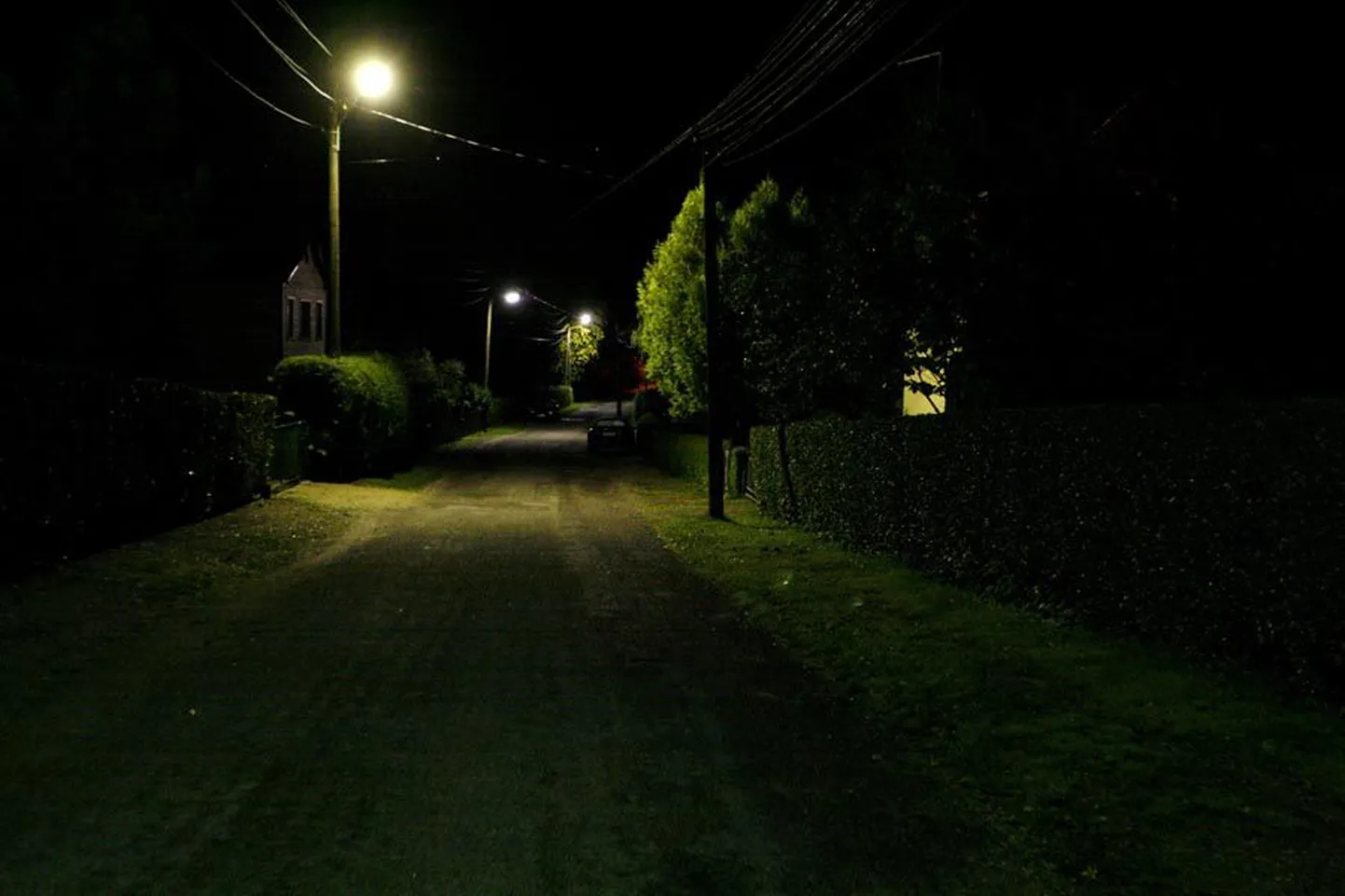 Pimedal ajal ringi liikudes vali valgustatud tänavad.