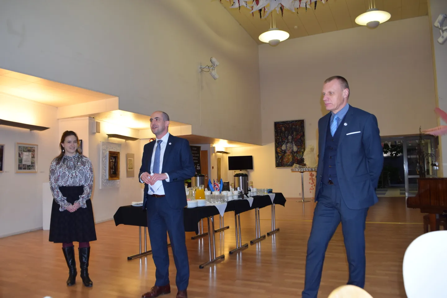 20. novembrill peeti Valga kultuuri- ja huvialakeskuses teepidu, kus pakuti ehtsat inglise teed ja tassikooke. Fotol Briti Saatkonna pressinõunik Julia Amor (vasakult), poliitikaosakonna juhataja Richard Pike ja Valga vallavanem Margus Lepik.