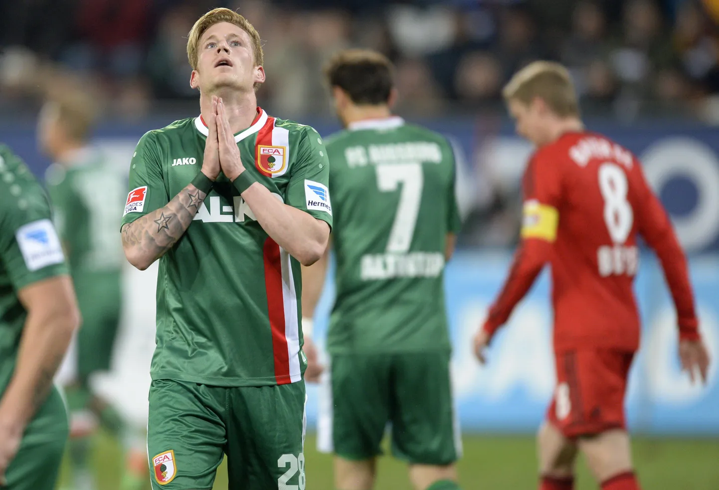Augsburgi mängija Andre Hahn kohtumises Bayeri Leverkuseni vastu.