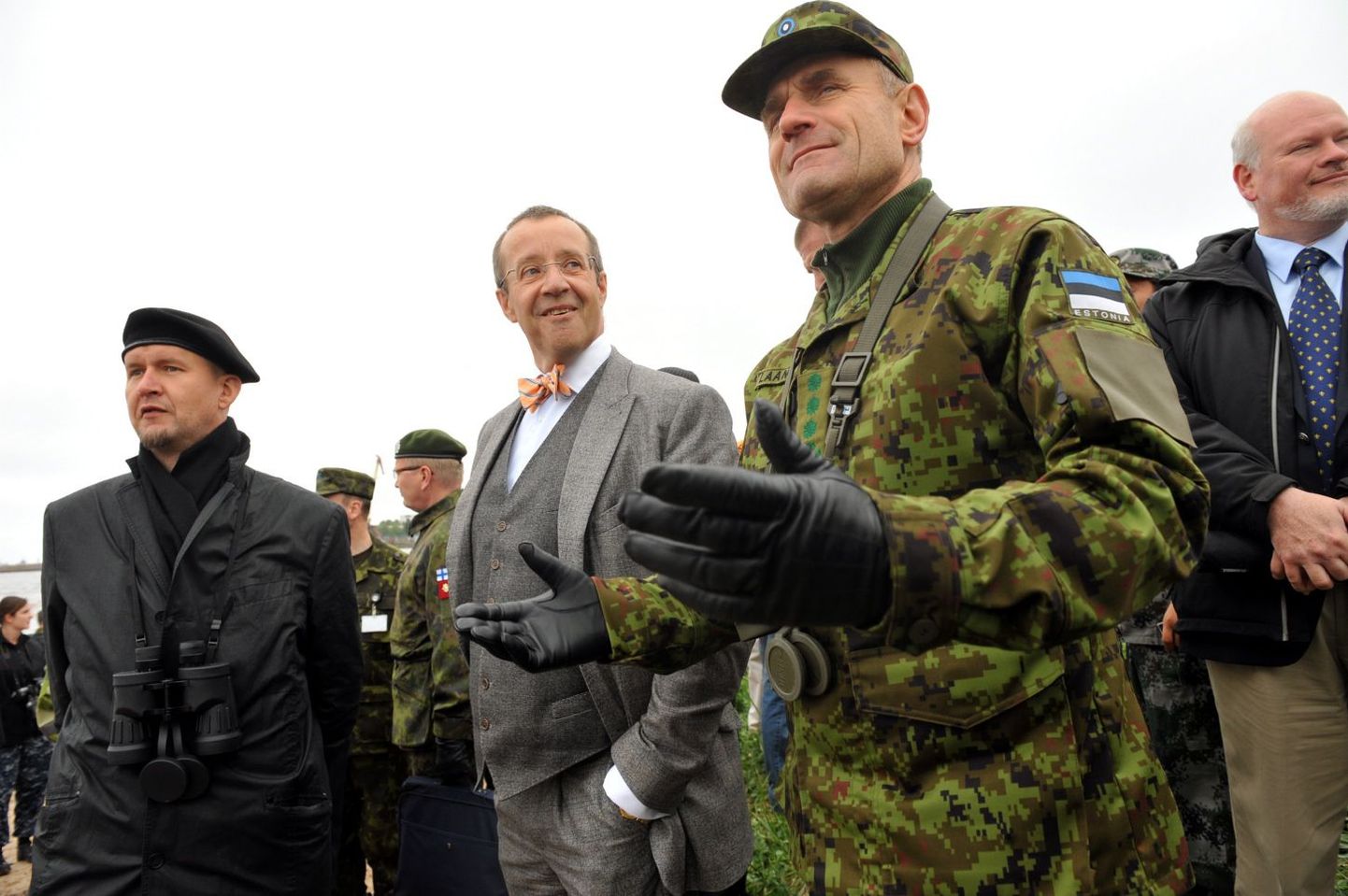 Президент Тоомас Хендрик Ильвес (в центре) и командующий Сил обороны Антс Лаанеотс (справа) встречают десант на берегу
