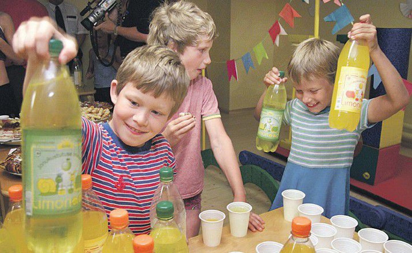 Несмотря на то, что в Эстонии дети потребляют сладких прохладительных напитков меньше, чем в других странах, наши эксперты по вопросам питания тоже рекомендуют пить для утоления жажды не лимонад, а воду.