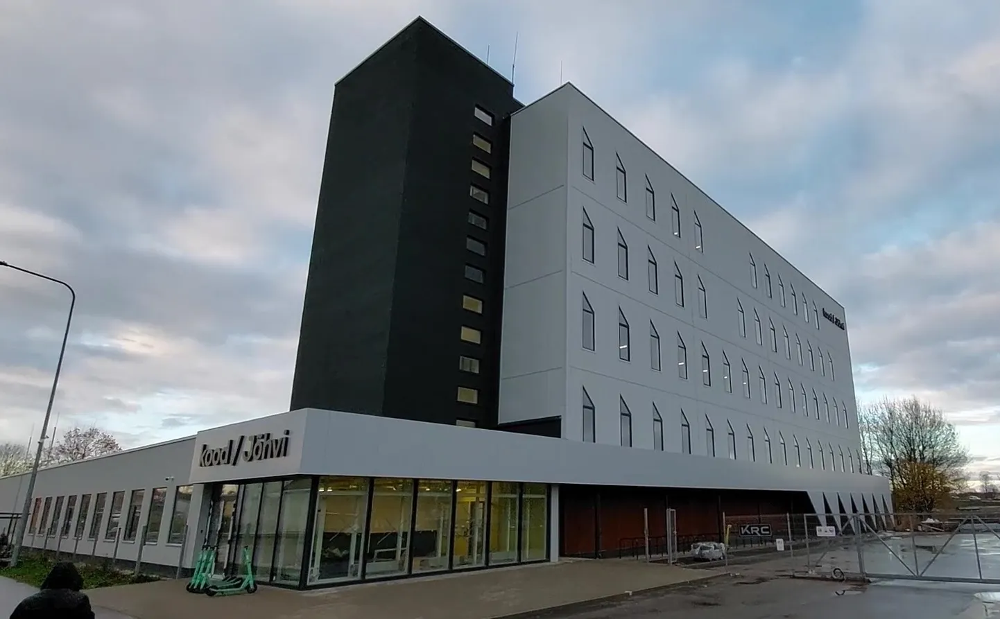 Новое учебное здание технологической школы расположено в основательно перестроенном бывшем доме АТС в Йыхвиском микрорайоне по адресу: Тарту пыйк, 2.