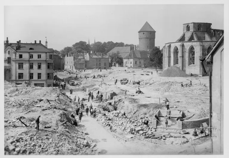 Tallinn pärast venelaste pommitamist 1944. Vana-Posti tänav jookseb vasakul, viimase püsti oleva maja ees