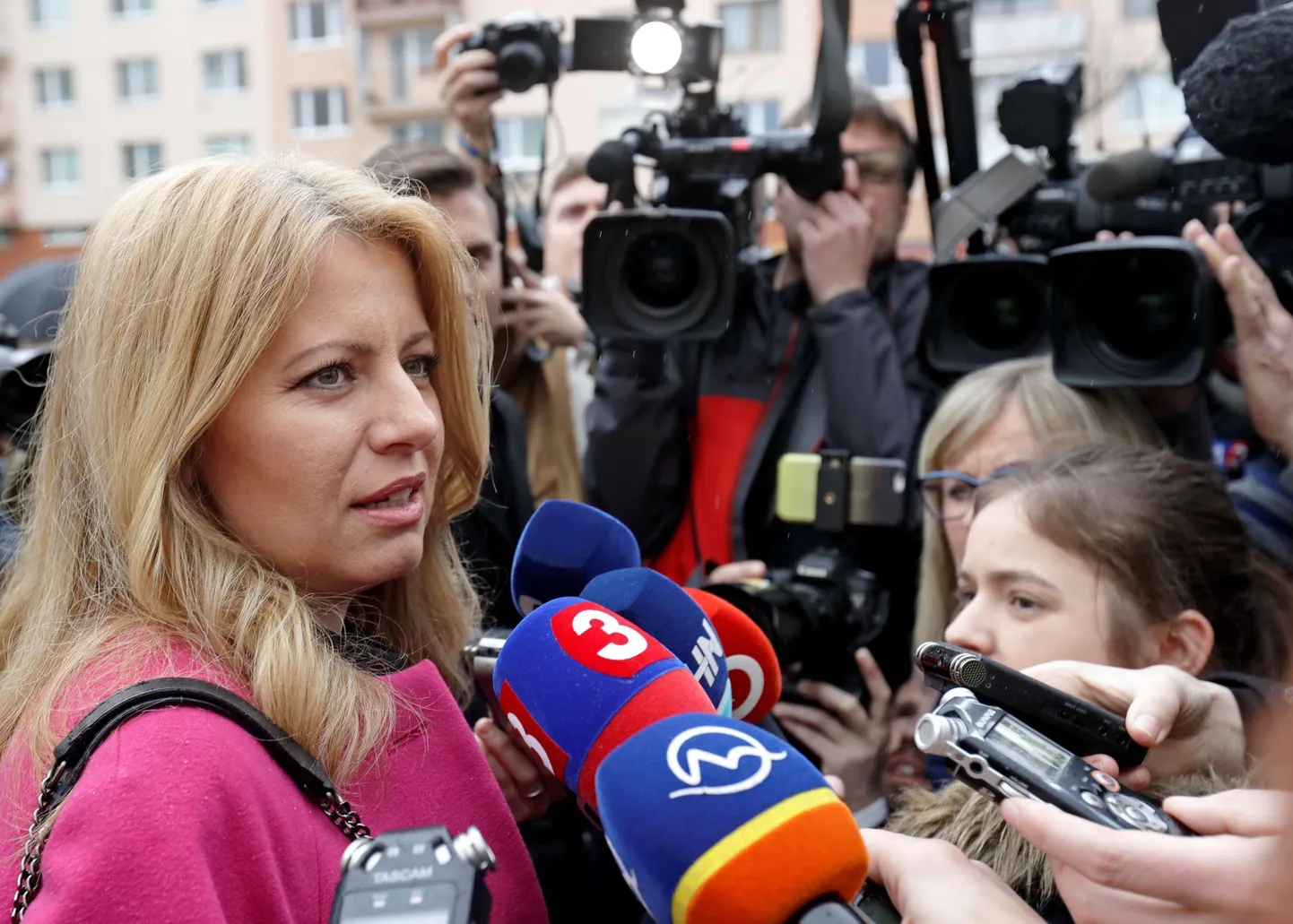 Slovakkia presidendivalimiste esimese vooru võitnud Zuzana Čaputová ajakirjanike keskel. Riigipeaks saamiseks peab ta lõppvoorus alistama Maroš Šefčoviči.