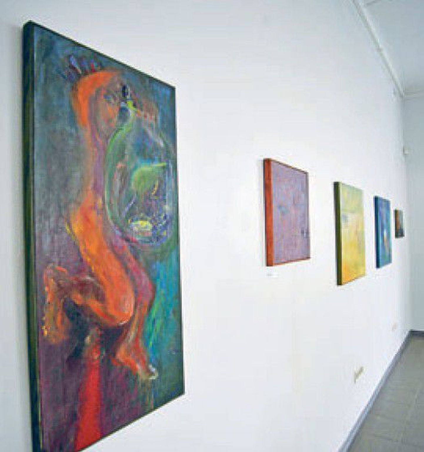 Meta Narusbergi näitusel on enamasti väiksed maalid ja mõned raamistatud luuletused.