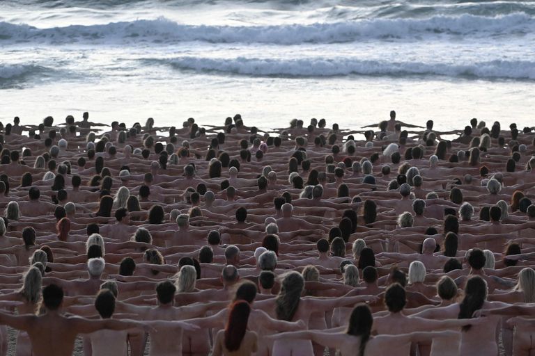 Sydney's Bondi Beachil toimunud kampaaniat pildistas USA fotograaf Spencer Tunick.