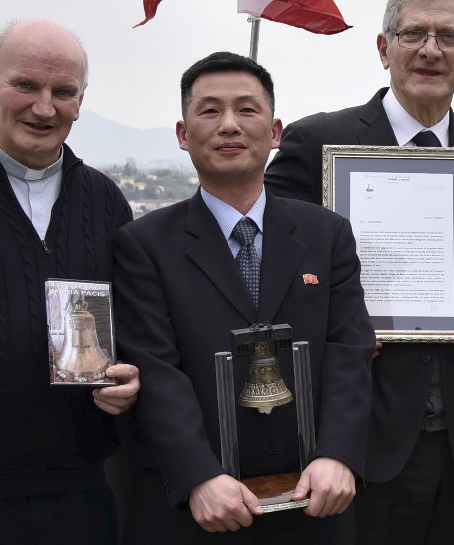 Põhja-Korea suursaadiku kohusetäitja Jo Song-gil (keskel) kadus Roomast novembris 2018 ja nüüd avaldati, et ta elab Lõuna-Koreas