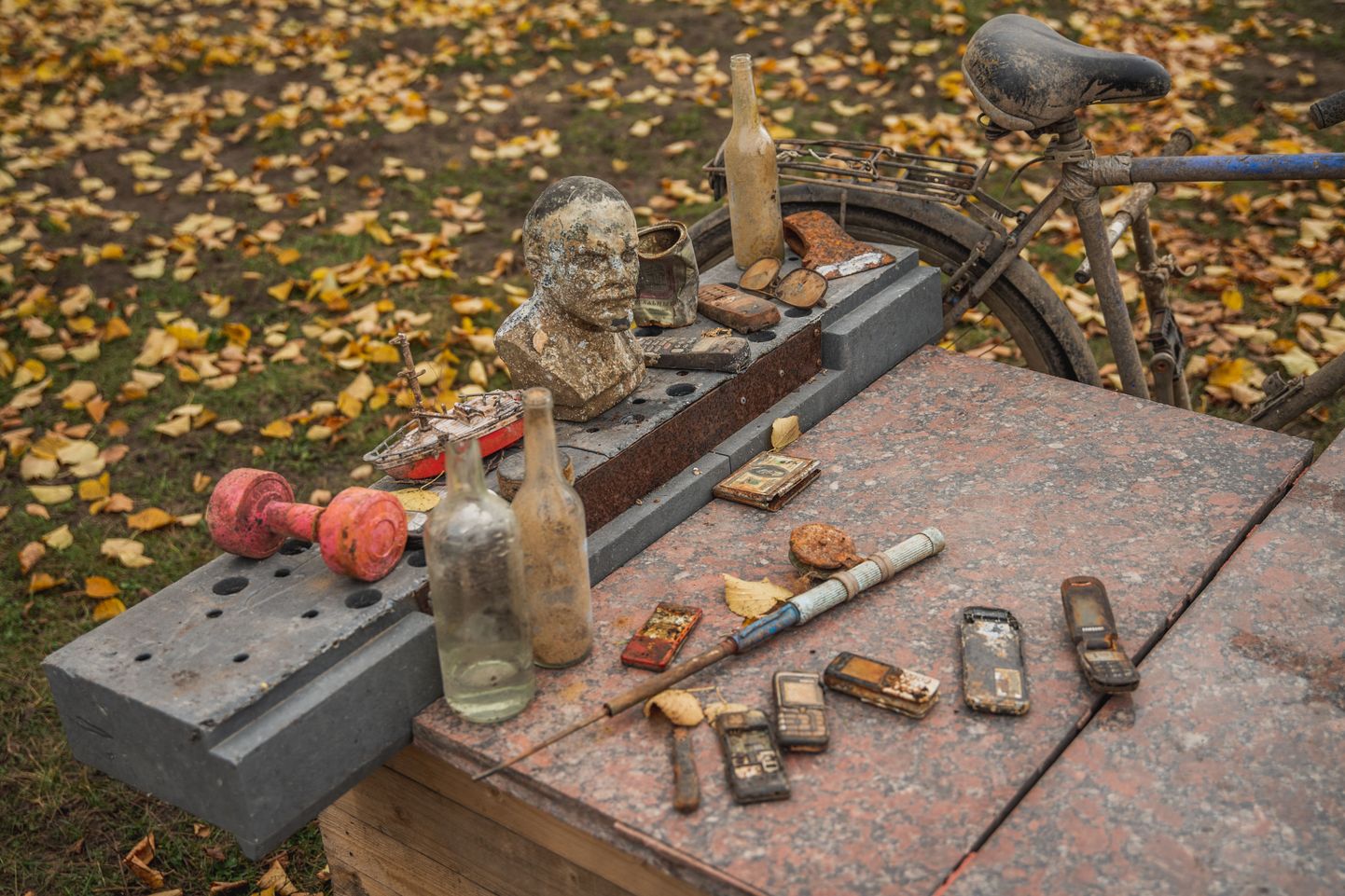 Находки на месте раскопок в парке Победы в Пардаугаве.