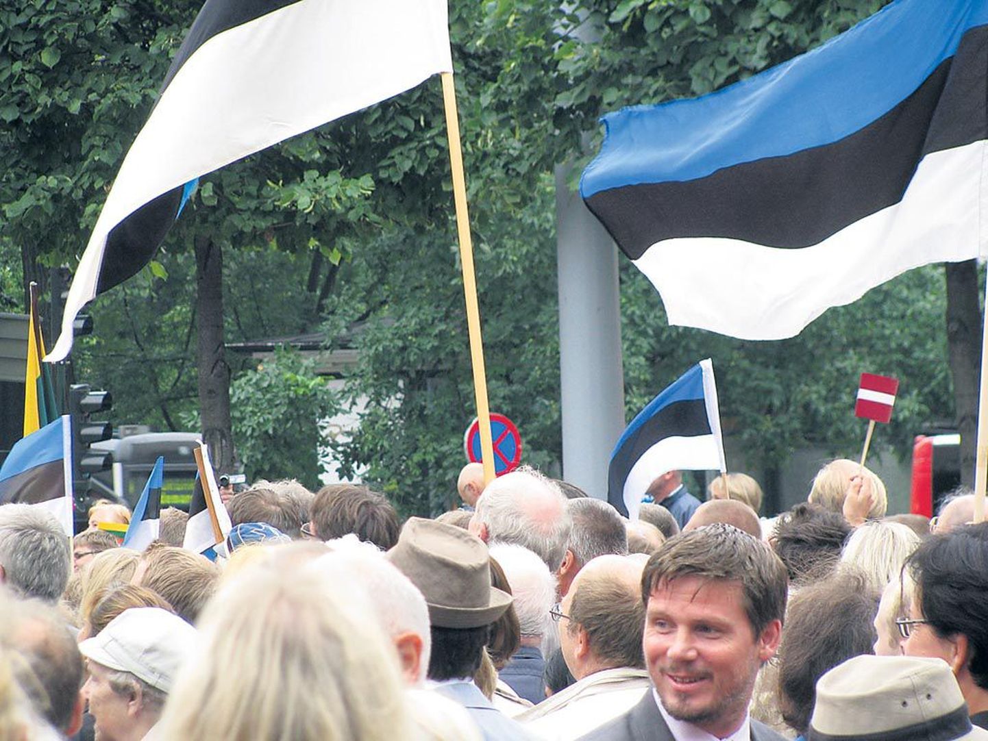 Norrmalmstorgil meenutasid Balti riikide taasiseseisvumist erinevate põlvkondade esindajad.
