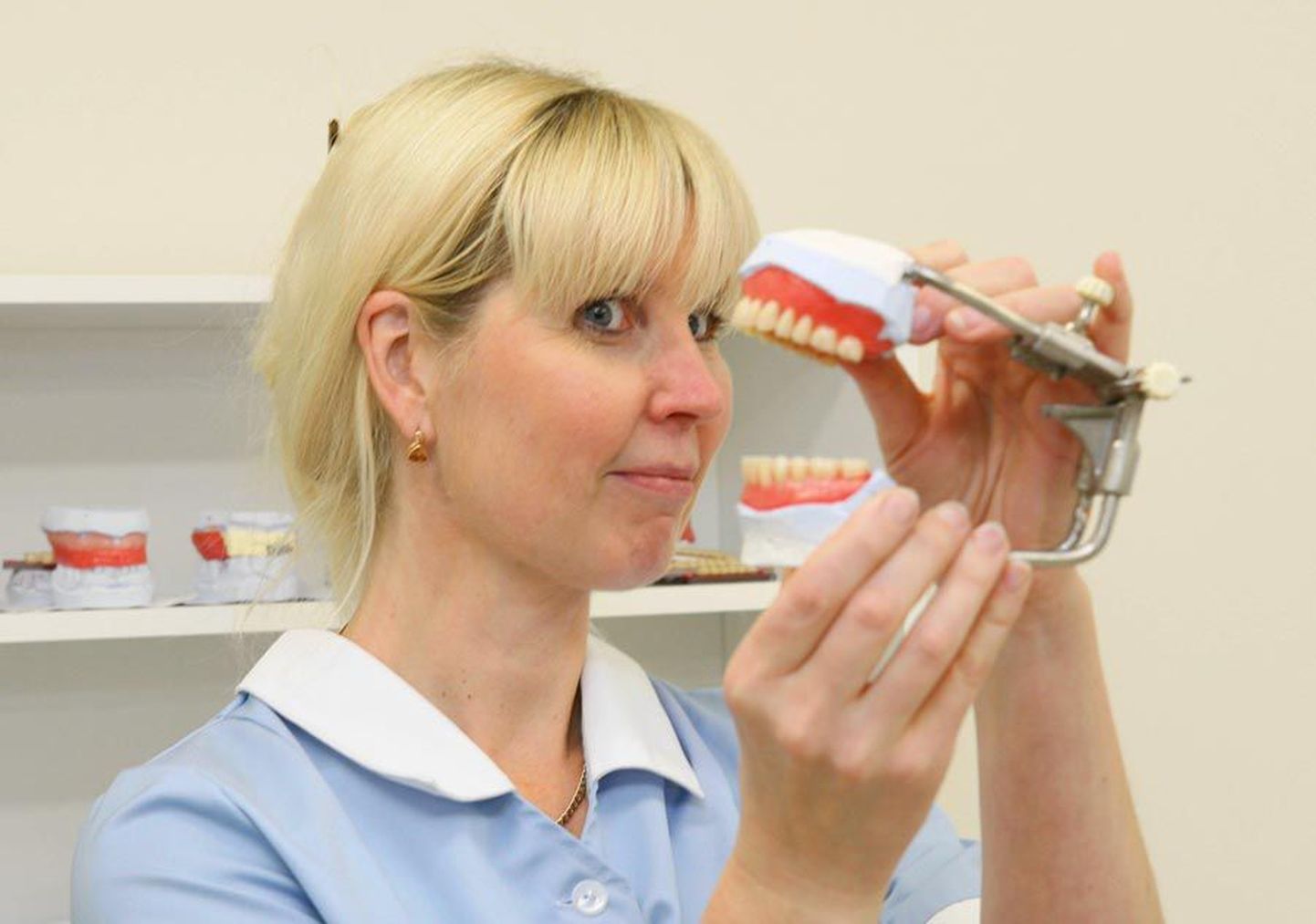 Viljandi hambakliiniku arst Eve Haki valmimisjärgus proteesidega, mida patsient peagi proovima tuleb.