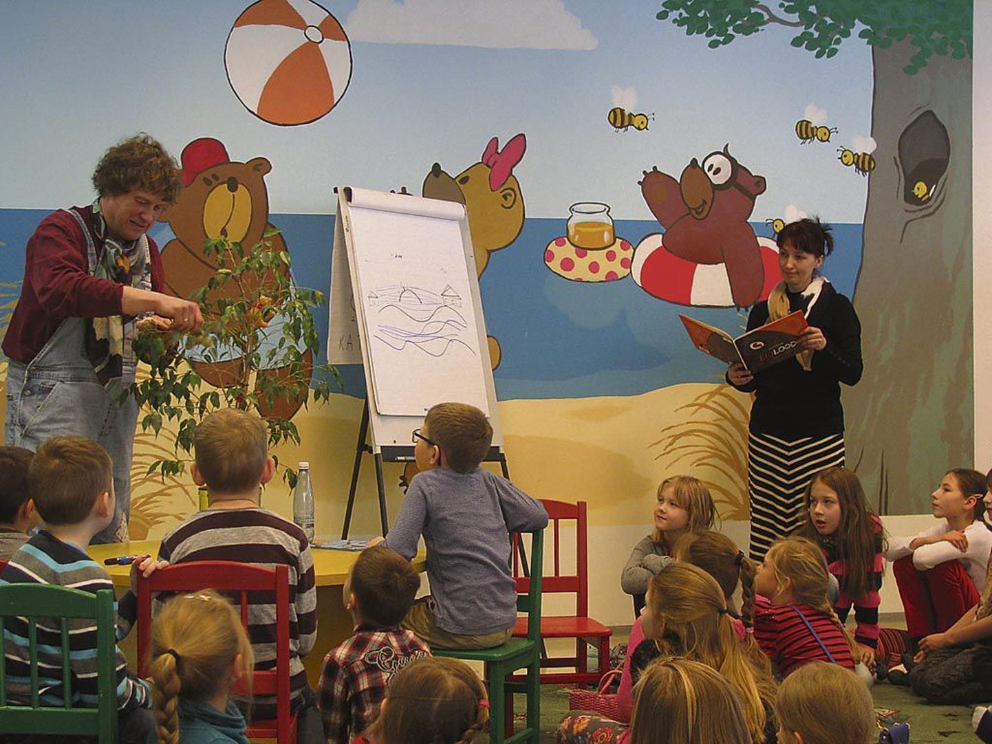 Juhani Püttsepp tutvustas Pärnu lastele oma uusi raamatuid, Katrin Ehrlich rääkis illustratsioonide sünniloost.