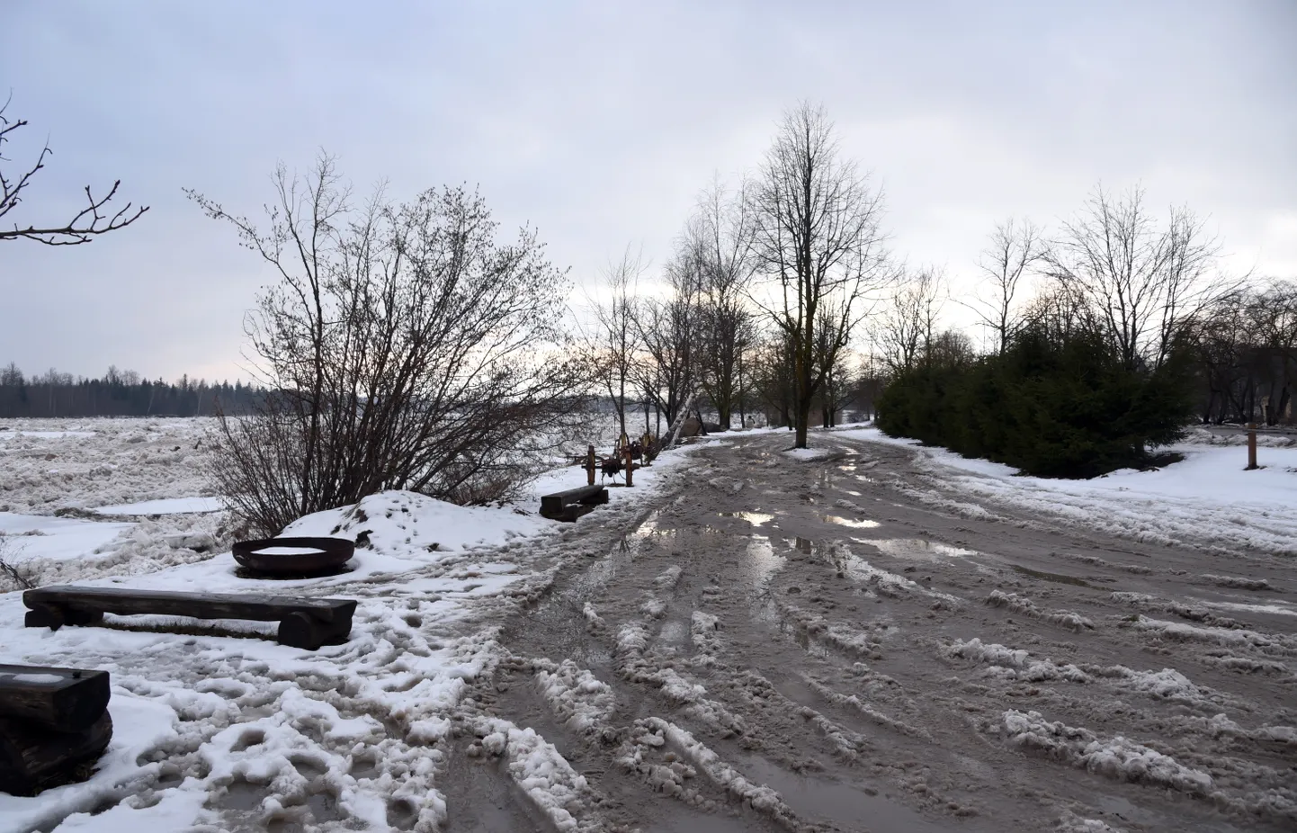 Ledus sastrēgums Daugavā.