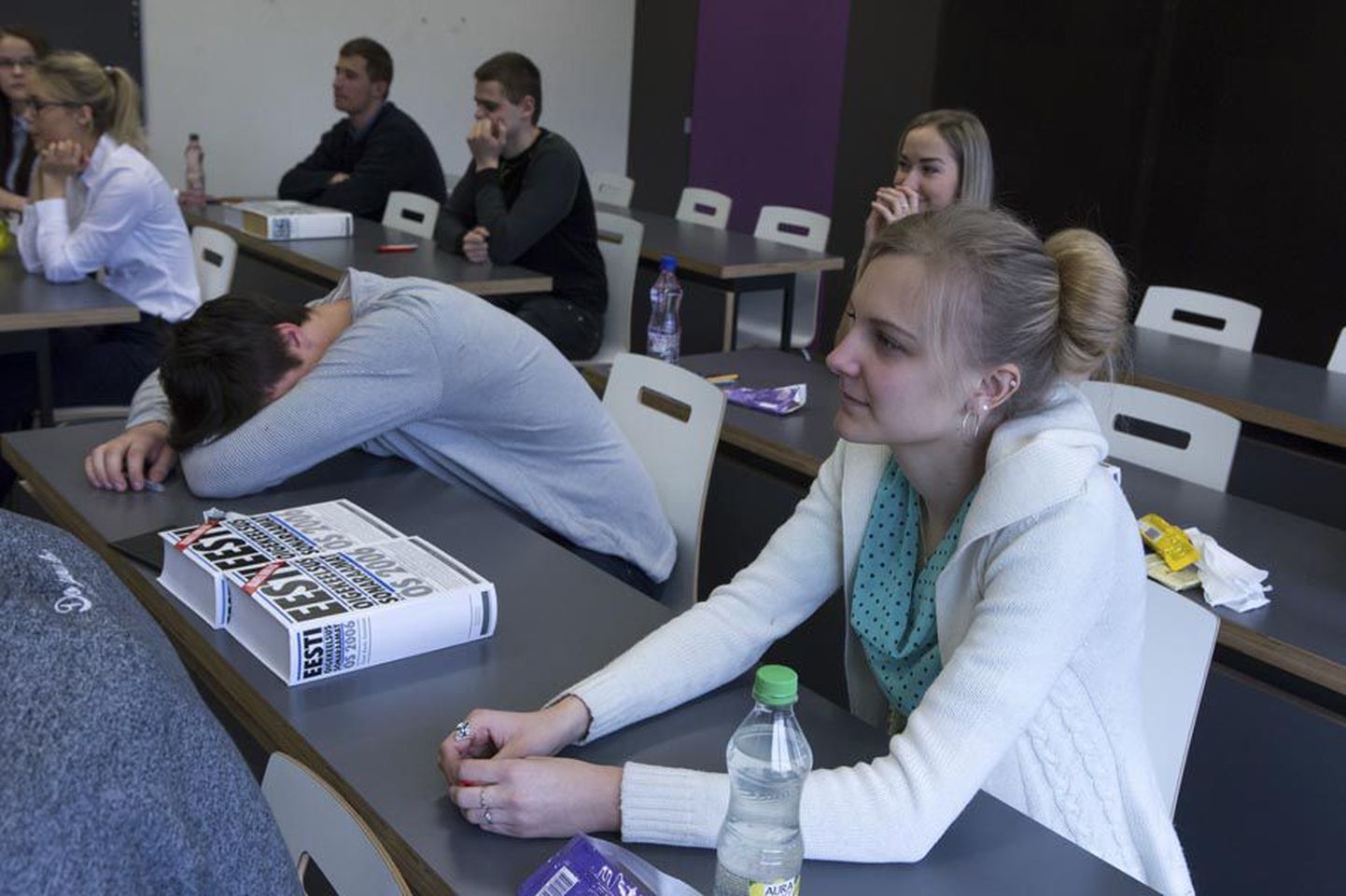Mõne õpilase palgeilt paistis eksami eel naerusuist ärevust, aga mõni toetas ülesannet oodates pea lauale.