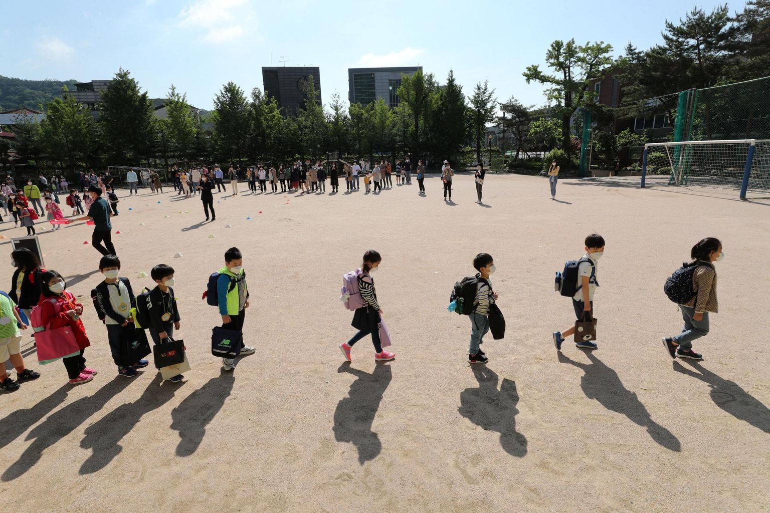 Ühe Souli kooli õpilased liikumas hanereas kooli poole.