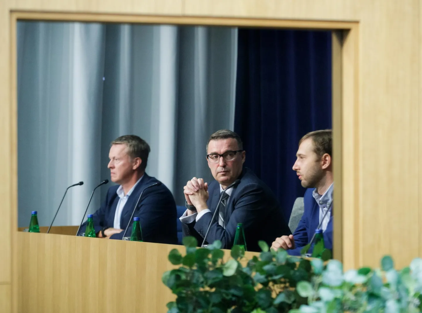 Riigi Infosüsteemi Ameti (RIA) ja Politsei- ja Piirivalveameti (PPA) pressikonverents küberintsidendi teemal mille käigus õnnestus ründajal alla laadida 286 438 inimese fotod. Keskkriminaalpolitsei küberkuritegude büroo juht Oskar Gross, ettevõtlus- ja infotehnoloogiaminister Andres Sutt ning RIA juht Margus Noormaa. FOTO: Mihkel Maripuu