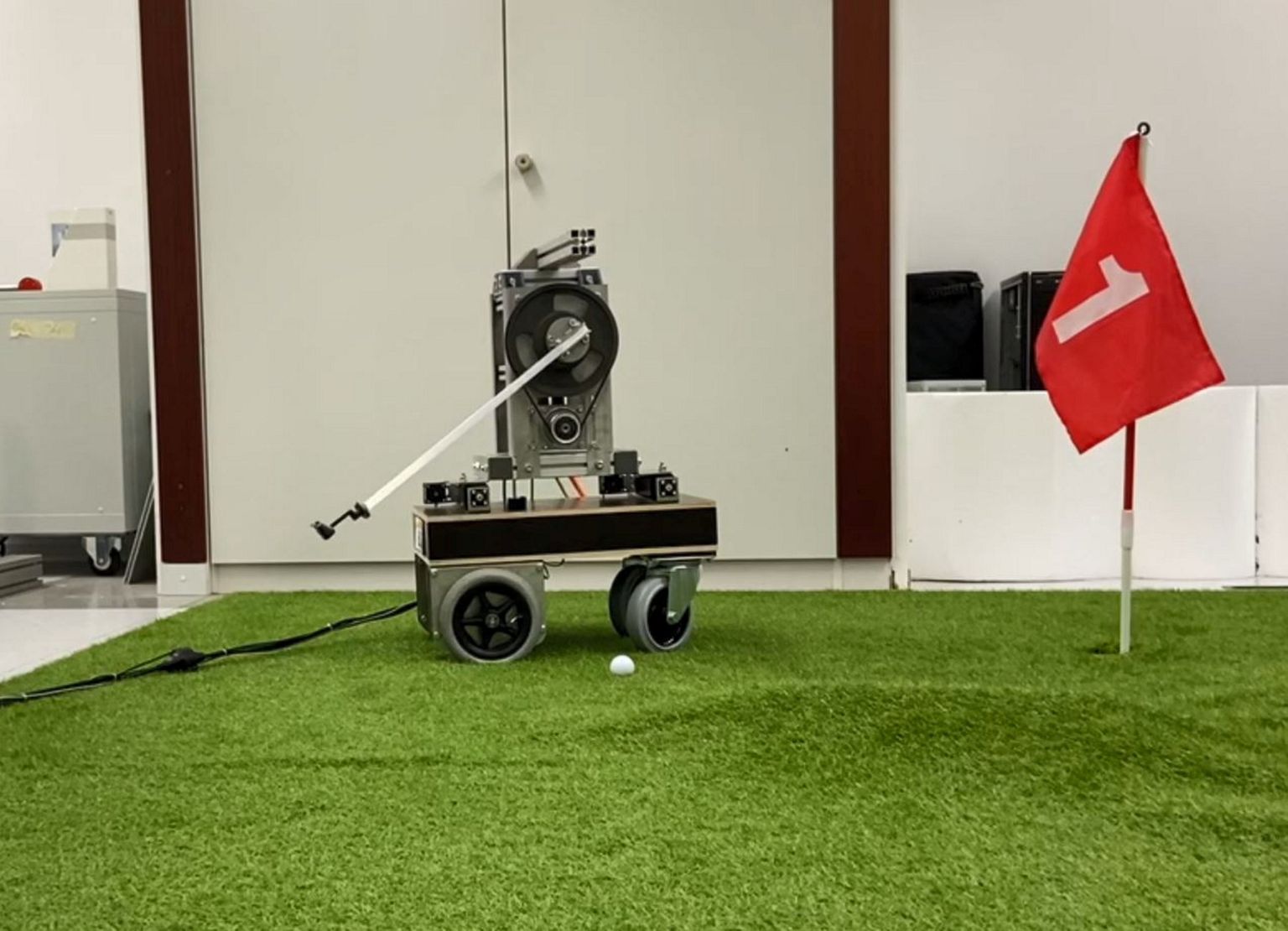 Paderborni ülikooli teadlaste ehitatud golfirobot Golfi kasutab palli täpseks auku saatmiseks füüsikaseadusi, mis aitavad täpse löögitrajektoori arvutada. Päris võistlustele robotit veel siiski saata ei saa, sest sel on saba taga, masin ehitati demonstreerimaks, kuidas masinõpe ja füüsikaseaduste arvestamine meid robotite juures aidata võivad.