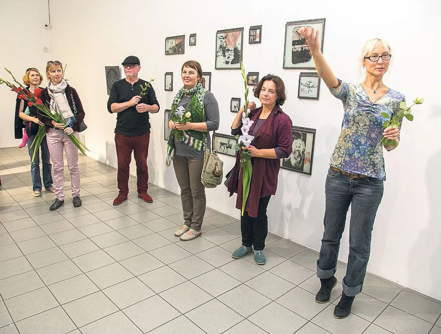 Näituse avamisel tänasid kuraatorid Kati Kerstna (esiplaanil) ja Dalia Truskait (tema kõrval) kunstnikke ja avaldasid soovi jätkuvaks koostööks.
