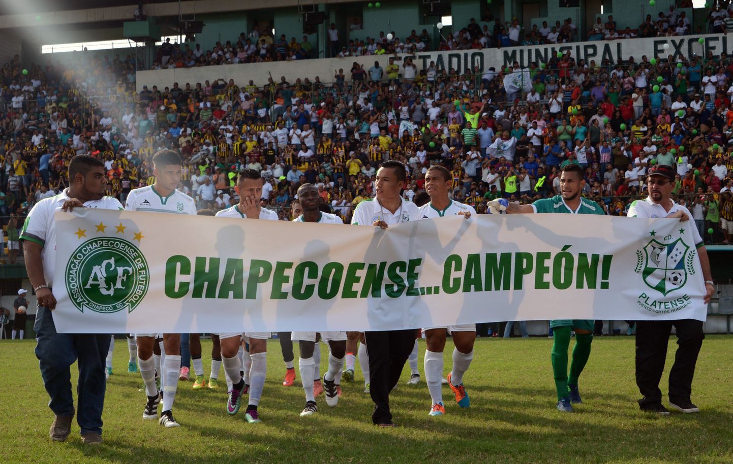 Chapecoense jalgpallimeeskonda mälestati nädalavahetusel paljudel jalgpallimatšidel ning üle maailma nõustuti, et hukkunud meeskond tuleks kuulutada Copa Sudamericana võitjaks.