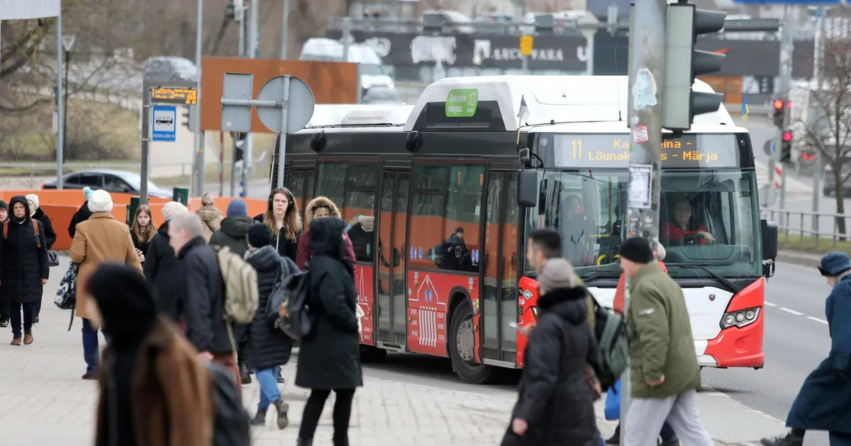 U avtobusda mening sikimni paypaslaydi.