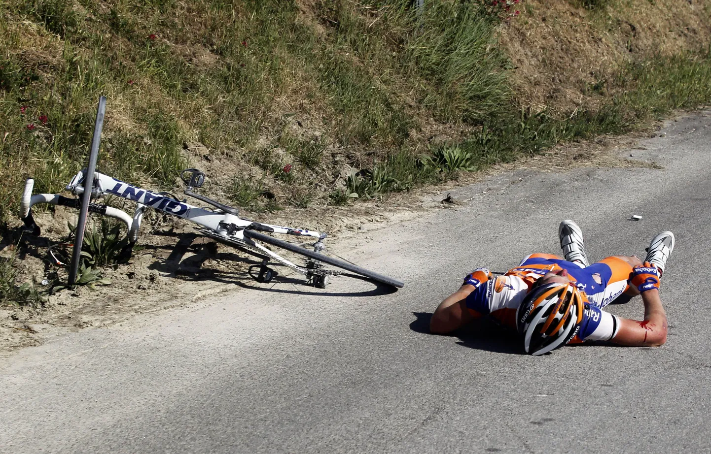Hollandi jalgrattur Tom Jelte Slagter pärast kukkumist maas lamamas.