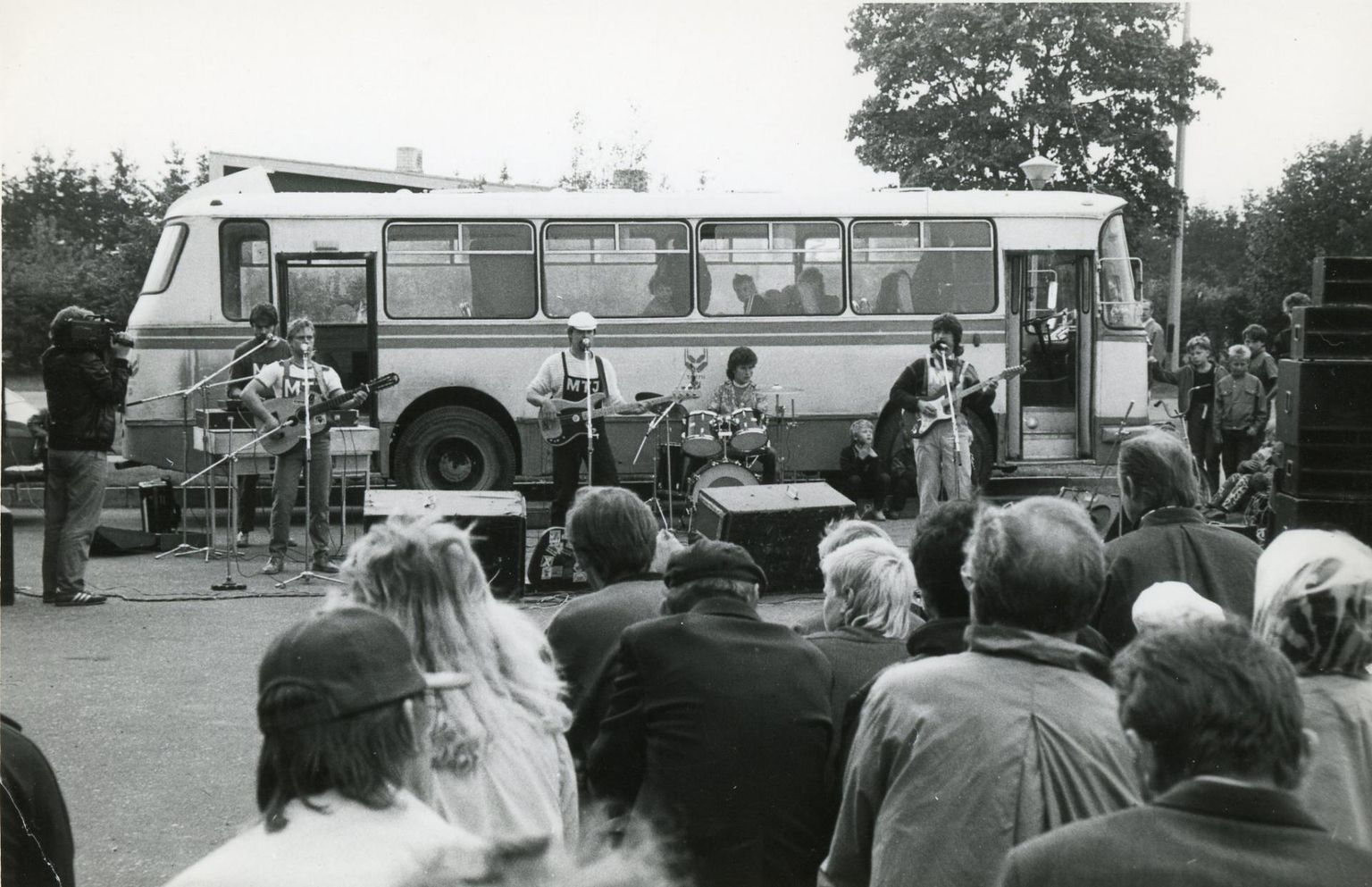 MTJ tuuritas 1987. aastal mööda Eestit ringi. Kus see pilt tehtud on, seda pillimehed enam ei mäleta. Vasakult klahvpillidel Villu Laiapea, kitarril Vello Tellissaar, basskitarril Alar Salurand, trummidel Raivo Kull ja kitarril Andres Joamets.