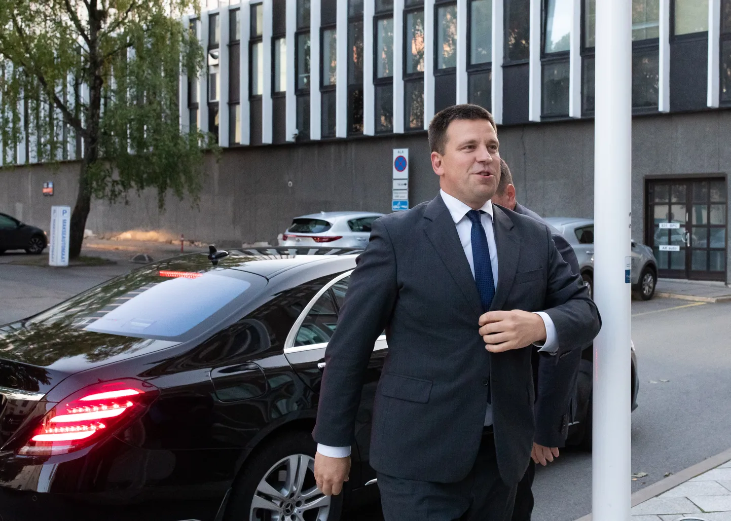 Юри Ратас спешит отчитаться по очередному скандалу с участием министров Хельме.