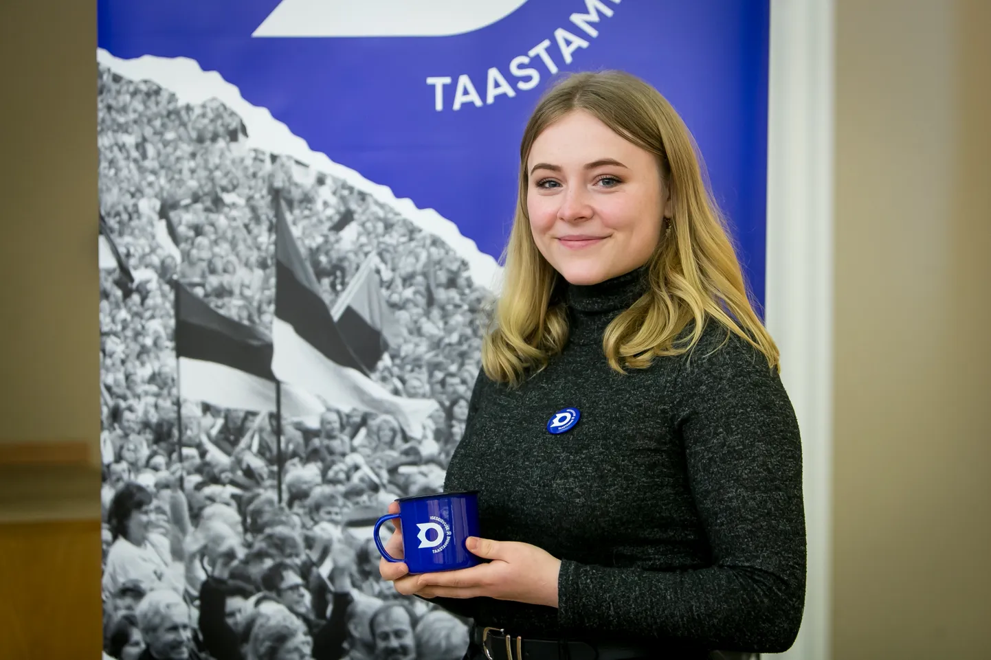 TÄNU AKTIIVSUSE EEST: Roos Marie Karmel Pšenitšnaja sai aktiivse õpilase ja ajalooteemalise videofilmi ühe autorina tänutäheks kruusi.
