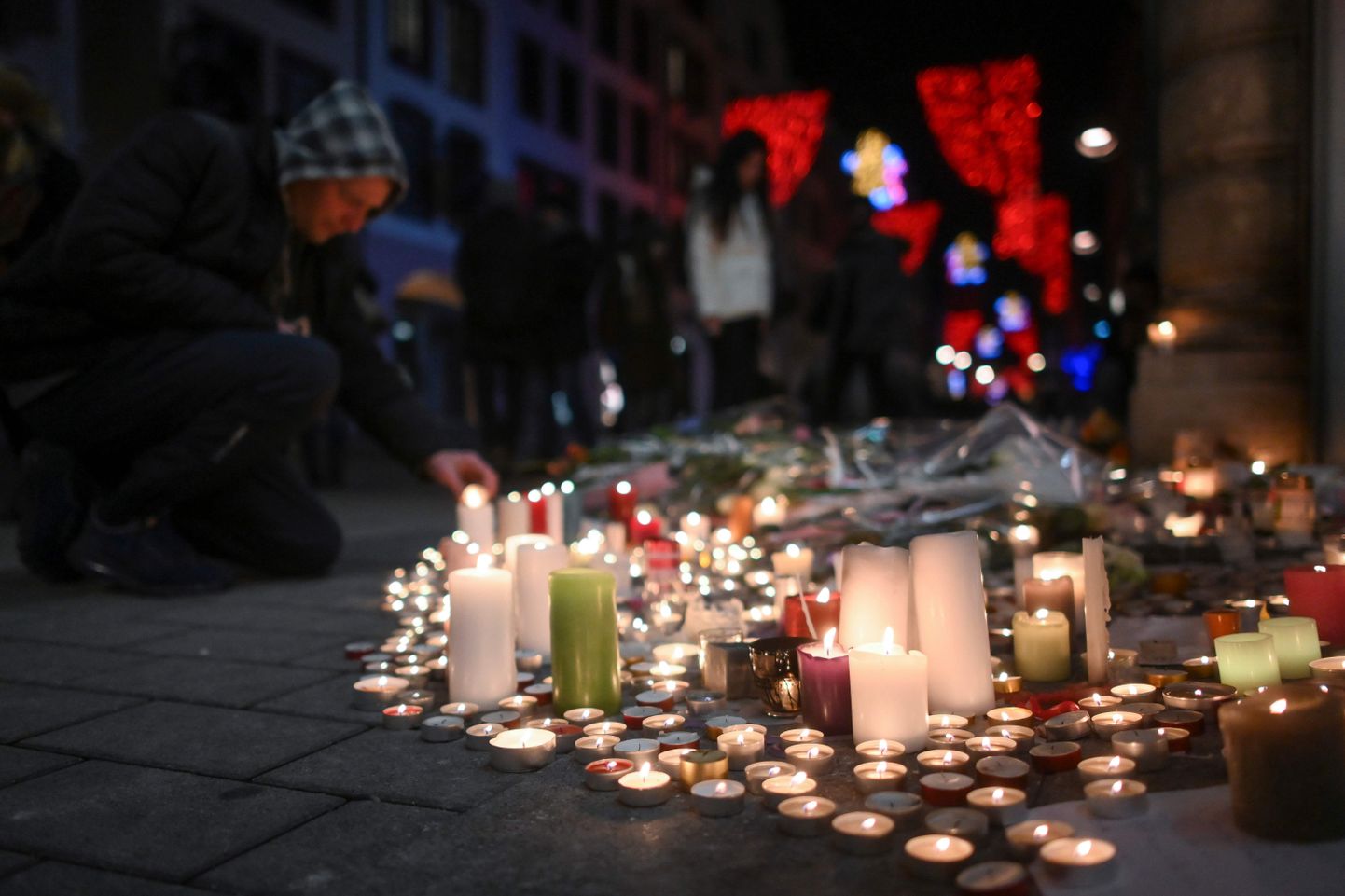 Hukkunute mälestuseks asetatud küünlad Strasbourgi kesklinnas.