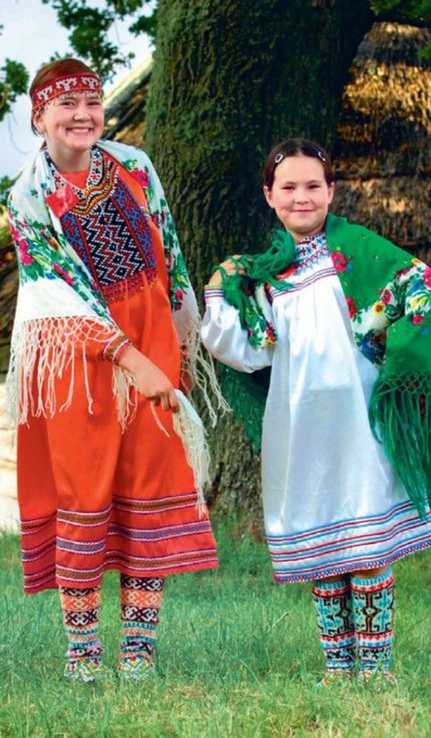 Paljudele noortele handi naistele ja tüdrukutele meeldib siiani kanda oma rahvuslike ornamentidega riideid. Pildil on handid neli aastat tagasi Tallinnas toimunud soome-ugri kongressil..
