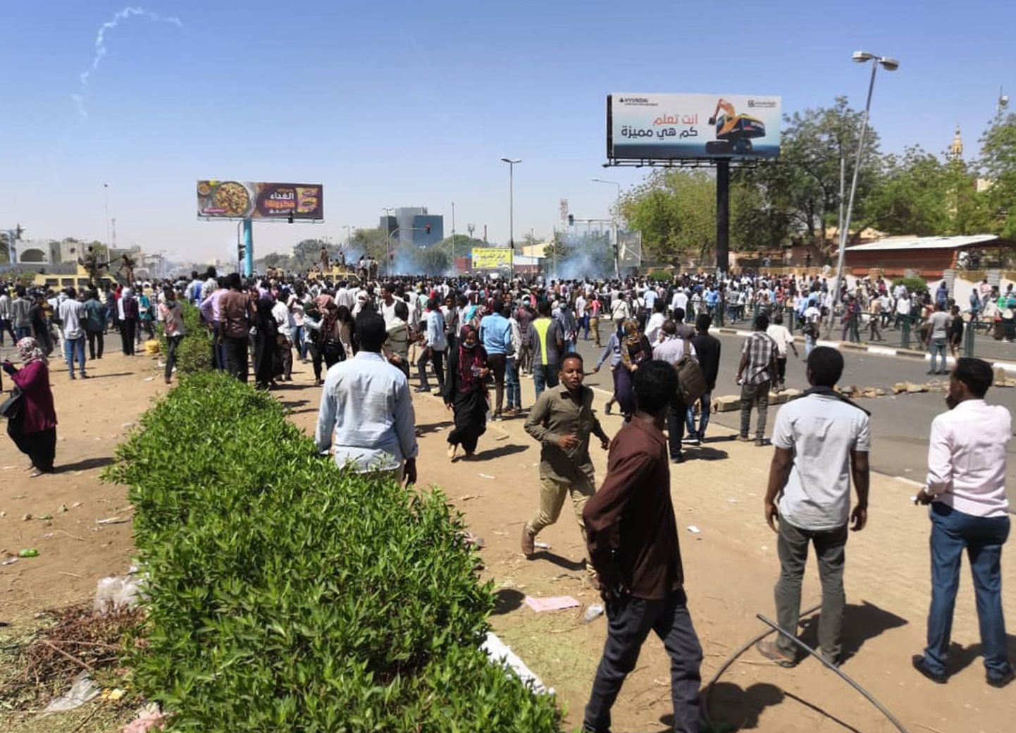 President Omar al-Bashiri vastu meelt avaldavad sudaanlased pealinnas Hartumis sõjaväe peakorteri lähistel.