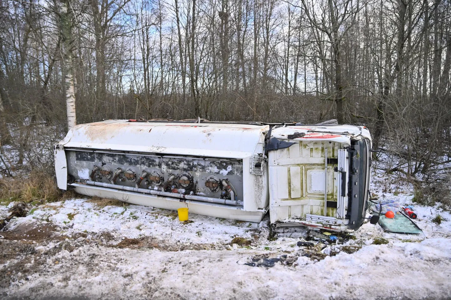 Viljandi ja Tartu vahelisel maanteel Valma külas sõitis teelt välja veoauto, millel lastiks üheksa tonni kütteõli.
