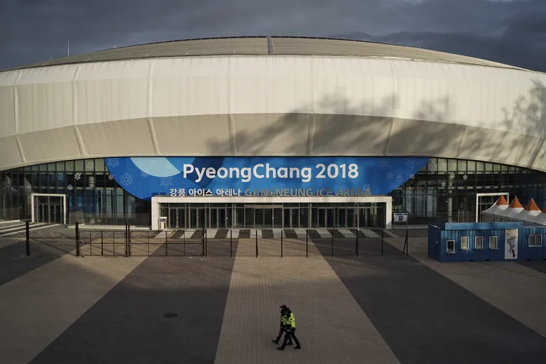 Politseinikud liikumas Pyeongchangi Gangneungi jääareeni juures