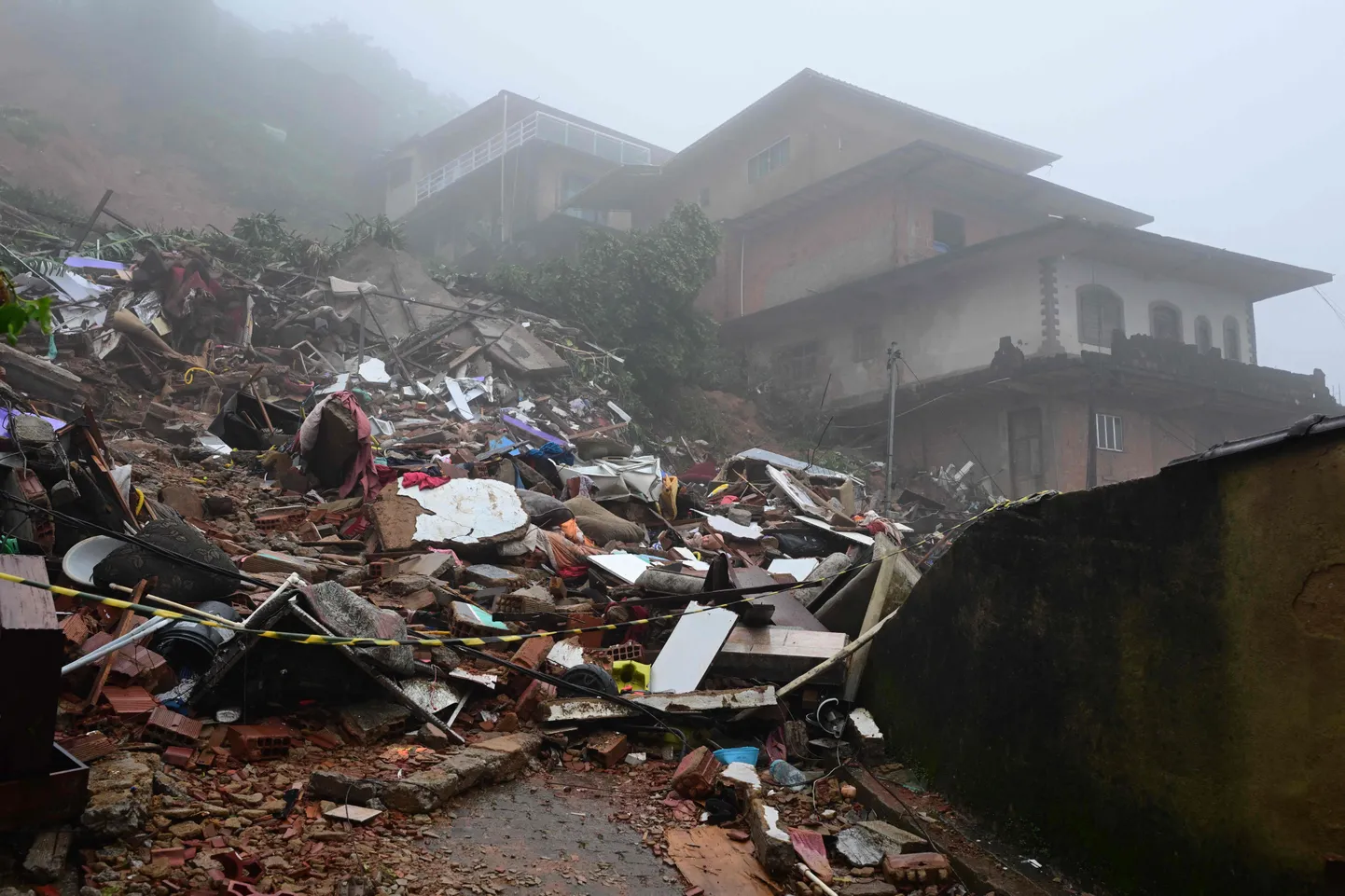 Paduvihmas kokku varisenud maja rusud Brasiilias Petrópolise linnas.