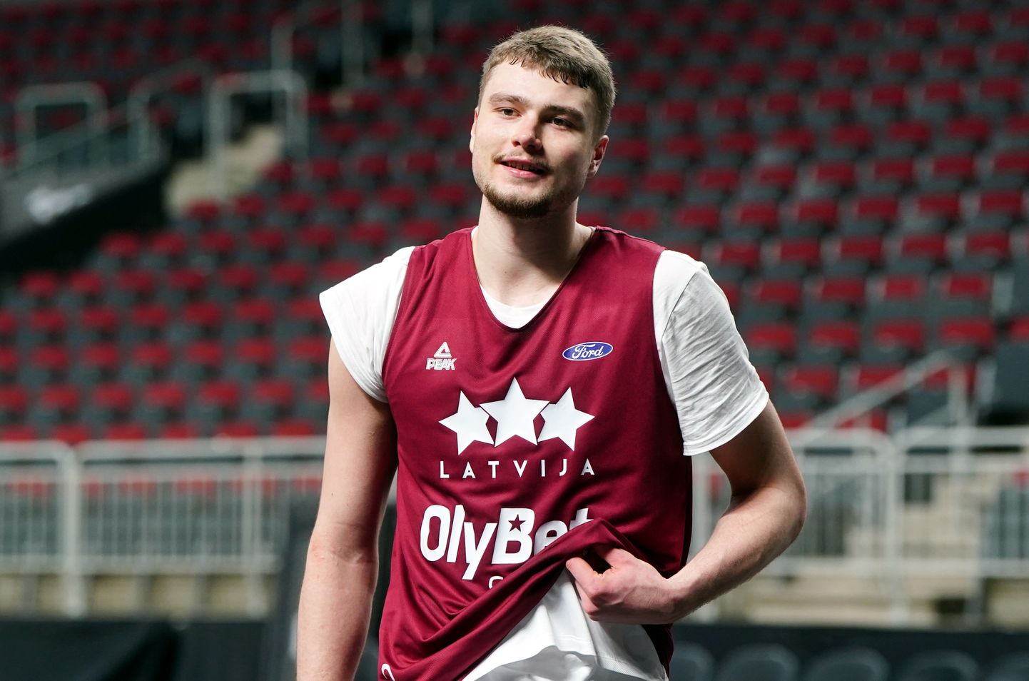 Latvijas vīriešu basketbola izlases spēlētājs Krišs Helmanis