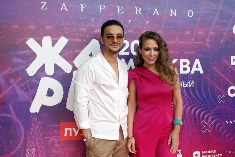 Москва, Россия - 25 мая 2021 года: телеведущие Константин Тарасюк и Юлия Барановская присутствуют на пре-вечеринке церемонии вручения музыкальной премии ZHARA Music Awards 2021 в ресторане Zafferano.