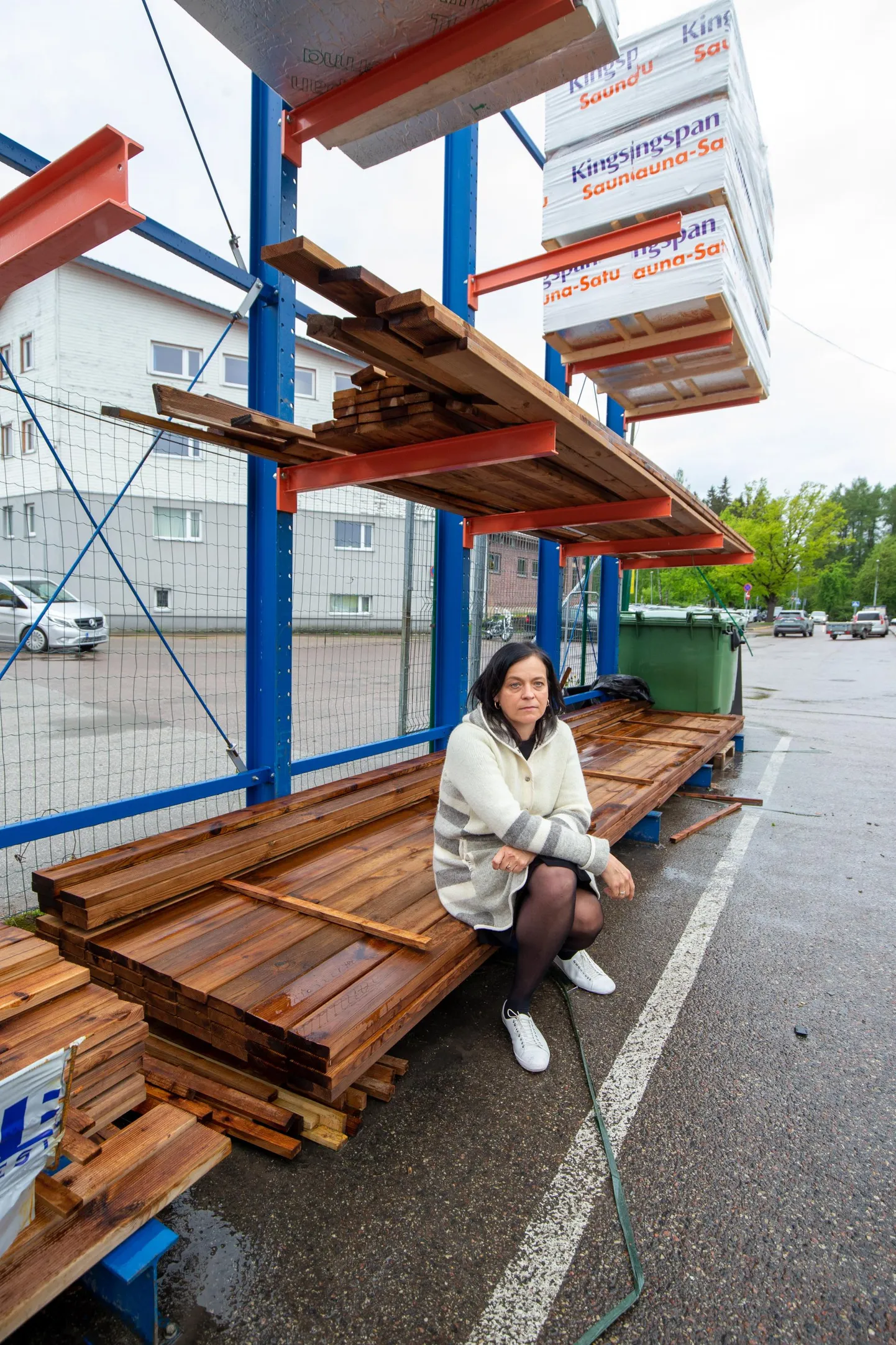 Decora tegevdirektor Eike Tubli-Müür võttis eile istet kohal, kus tavaolukorras kõrgub suur kuhi ostjaid ootavaid terrassilaudu.