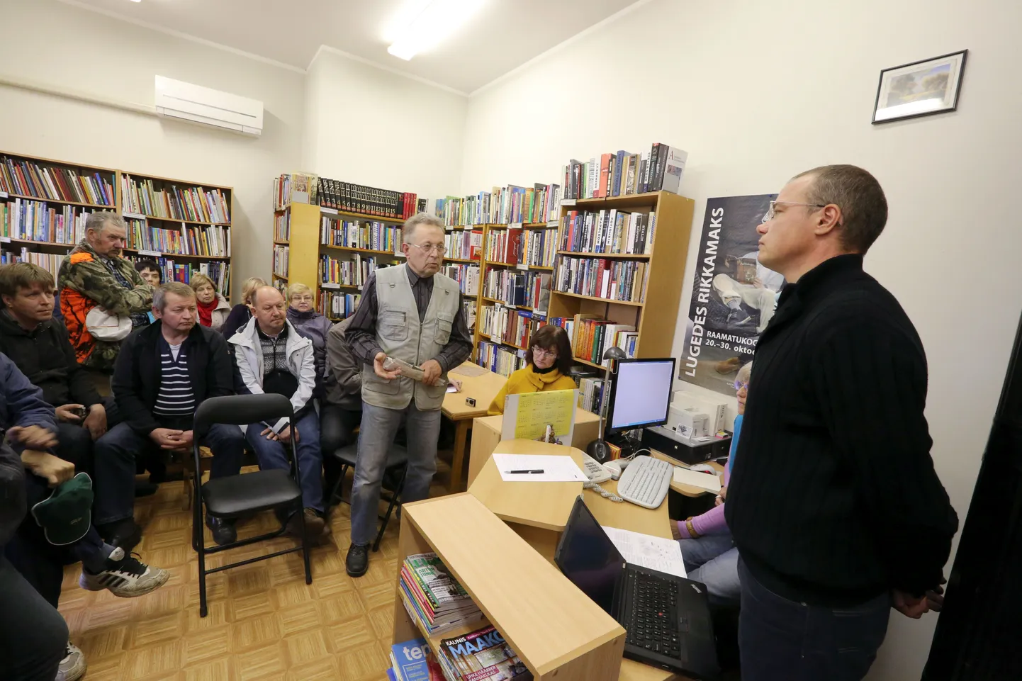 AS Hoolekandeteenused juht Maarjo Mändmaa kohtus Vägeva raamatukogus kohalike elanikega, arutamaks pagulaskeskuse võimalikkust Jõgeva vallas Vägeva külas asuvas Vägeva Kodus. Pildil paremal Maarjo Mändmaa, keskel kohalik talunik Göran Raus.